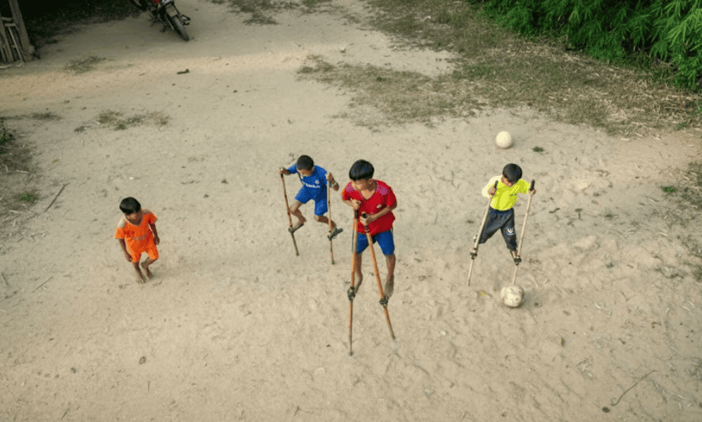 C&agrave; Kheo (Stilt-Walking) tests your balance, coordination, and sense of humor, because falling is half the fun